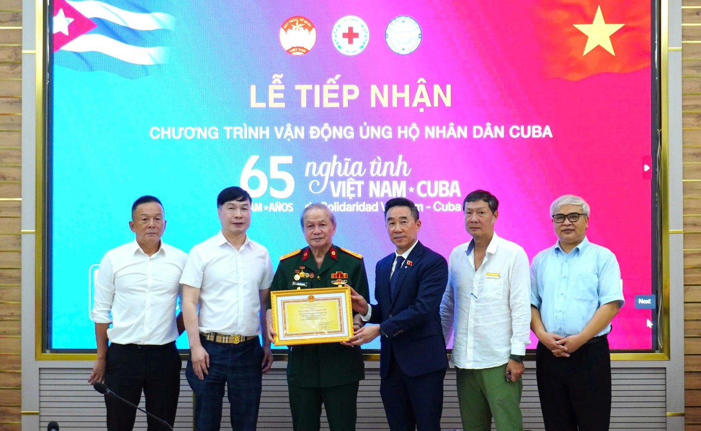 BỆNH VIỆN MẮT HỒNG SƠN ỦNG HỘ NHÂN DÂN CUBA 200 TRIỆU (tương đương 12 tấn gạo)