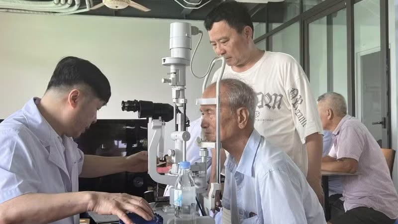 BÁO NHÂN DÂN - CƠ QUAN NGÔN LUẬN CỦA ĐẢNG ĐƯA TIN: BỆNH VIỆN MẮT QUỐC TẾ CUNG HỒNG SƠN CHỦ ĐỘNG VỀ VỚI NHÂN DÂN, THẮP SÁNG NIỀM TIN NƠI CƠ SỞ