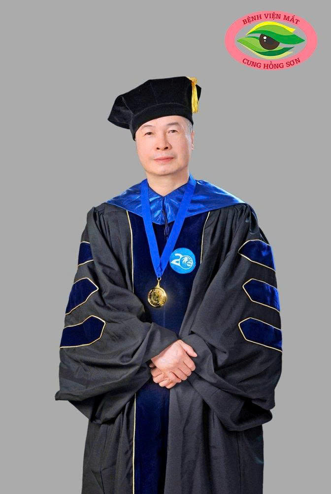 PGS.TS.BS Cung Hồng Sơn, hiện là Phó Giám đốc Bệnh viện Mắt Trung ương và Chủ tịch HĐQT. Hệ thống Bệnh viện Mắt Hồng Sơn,