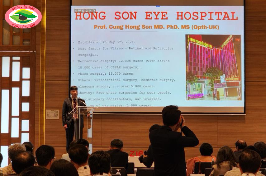 Đoàn công tác của Bệnh viện Mắt Hồng Sơn, dẫn đầu là PGS.TS.BSCC. Cung Hồng Sơn