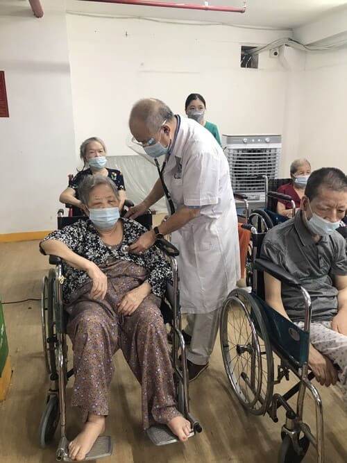 BSCKII Lê Tuyên Hồng Dương khám cho người cao tuổi trước tiêm vacxin
