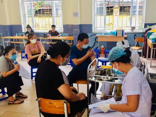 Các bác sĩ, điều dưỡng viên của Bệnh viện Hồng Sơn phục vụ việc tiêm chủng ở Trạm Y tế phường Giáp Bát