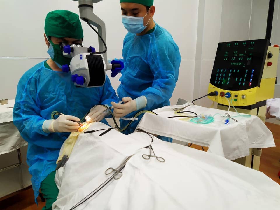 Phó Giáo Sư Cung Hồng Sơn và Bác sĩ Lê Quang Trung đang thực hiện ca mổ treo thuỷ tinh thể không khâu bằng phương pháp Yamane