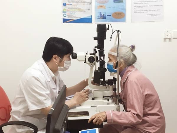 Bác sĩ Cung Hồng Sơn khám chữa bệnh mắt