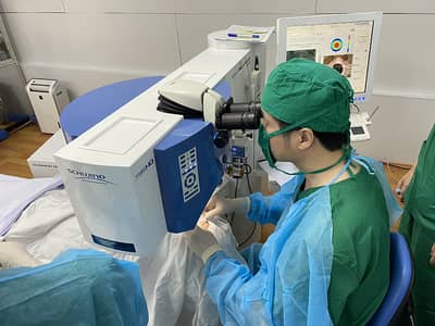 Bác sĩ Cung Hồng Sơn thực hiện ca phẫu thuật