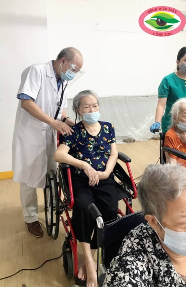 Bác sĩ Lê Tuyên Hồng Dương - Phó Giám đốc Bệnh viện Mắt Hồng Sơn khám sàng lọc trước tiêm